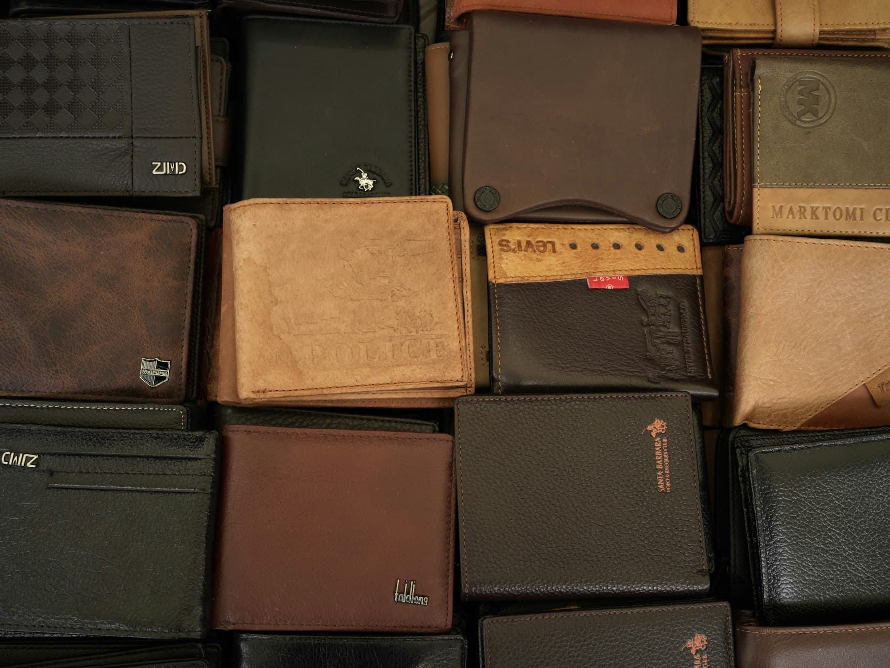 Leather wallets and small leather goods manufactured by Magnus Leathers